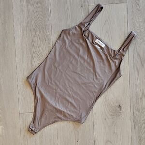 Babaton Satinette Squareneck Bodysuit, Small